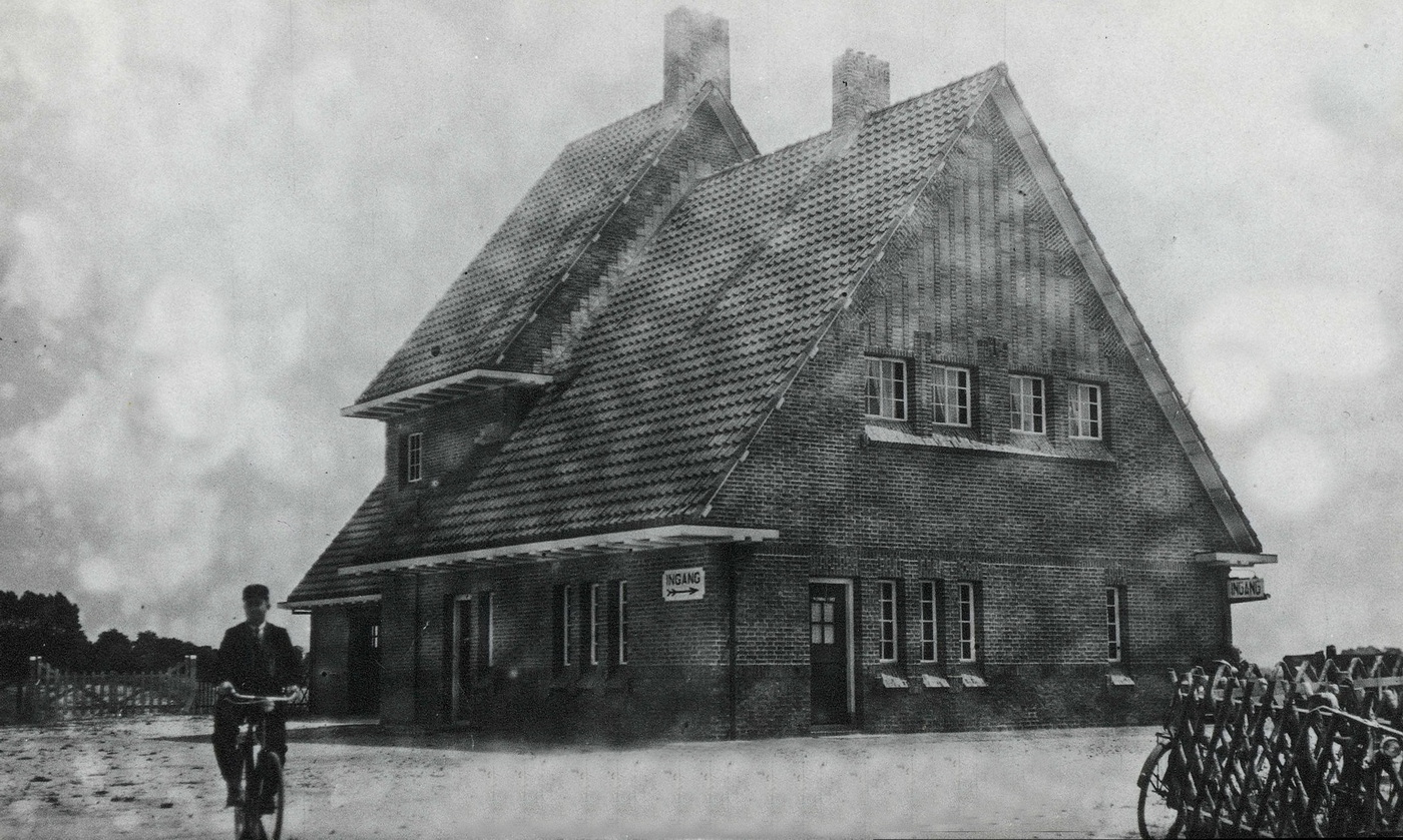 Ansichtkaart voormalige stationsgebouw. 1930-1940 (Fotografische reproductie van prentbriefkaart. Bron: RHC GA, Groninger Archiieven, Beeldbank Groningen.